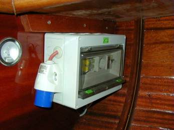 230V Landanschluss im Heck der Classic Launch